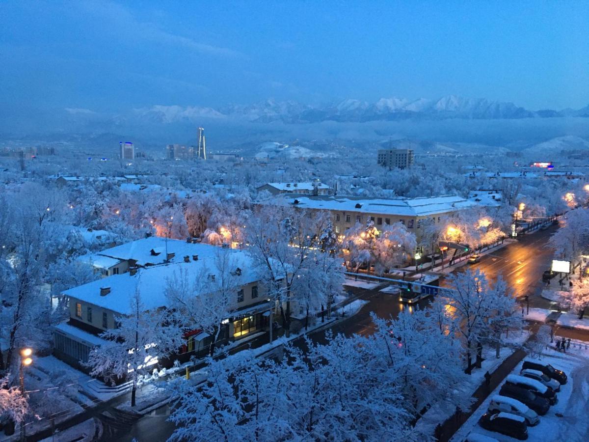 Картина горных вершин Квартира- Mountain view Apartment Алматы Экстерьер фото