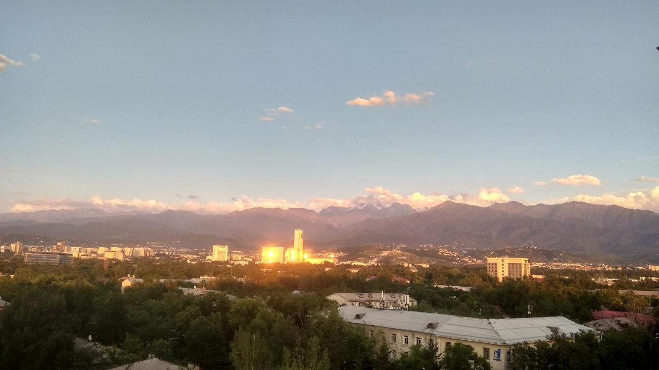 Картина горных вершин Квартира- Mountain view Apartment Алматы Экстерьер фото