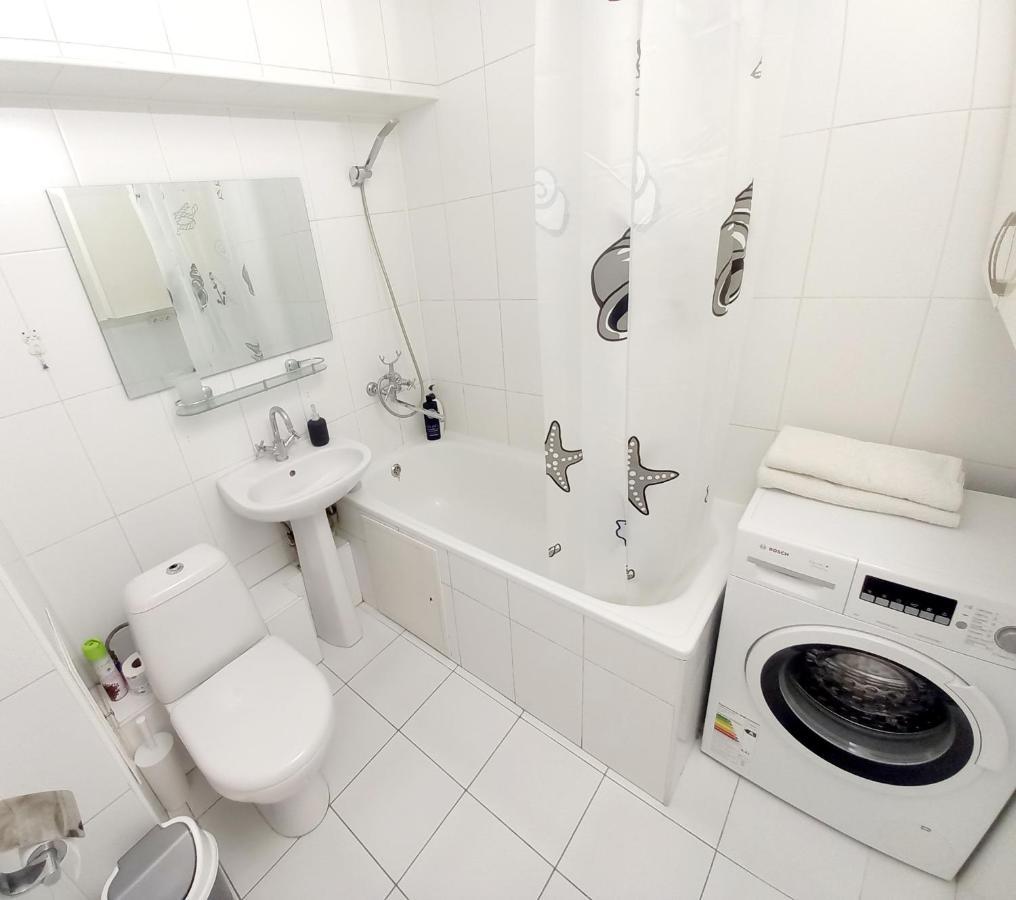Картина горных вершин Квартира- Mountain view Apartment Алматы Экстерьер фото